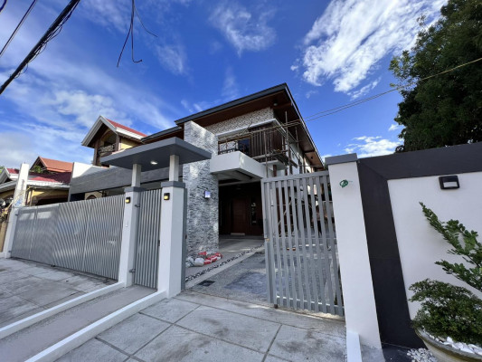 MASSIVE AND SPACIOUS HOUSE AND LOT WITH SWIMMING POOL AND HIGH CEILING
