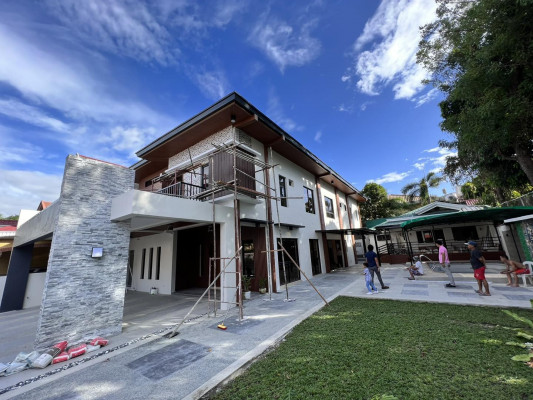 MASSIVE AND SPACIOUS HOUSE AND LOT WITH SWIMMING POOL AND HIGH CEILING