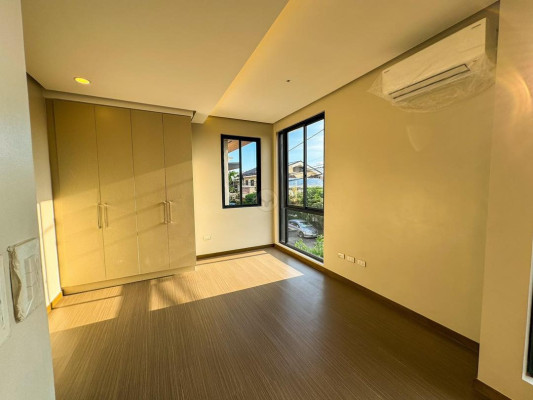 Contemporary 5 Bedroom House for Sale in BF Homes