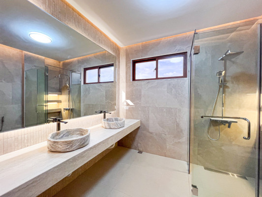Stunning Modern House with Overlooking View in Eastland Heights