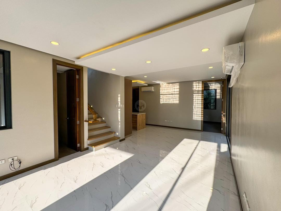 Contemporary 5 Bedroom House for Sale in BF Homes photo 1