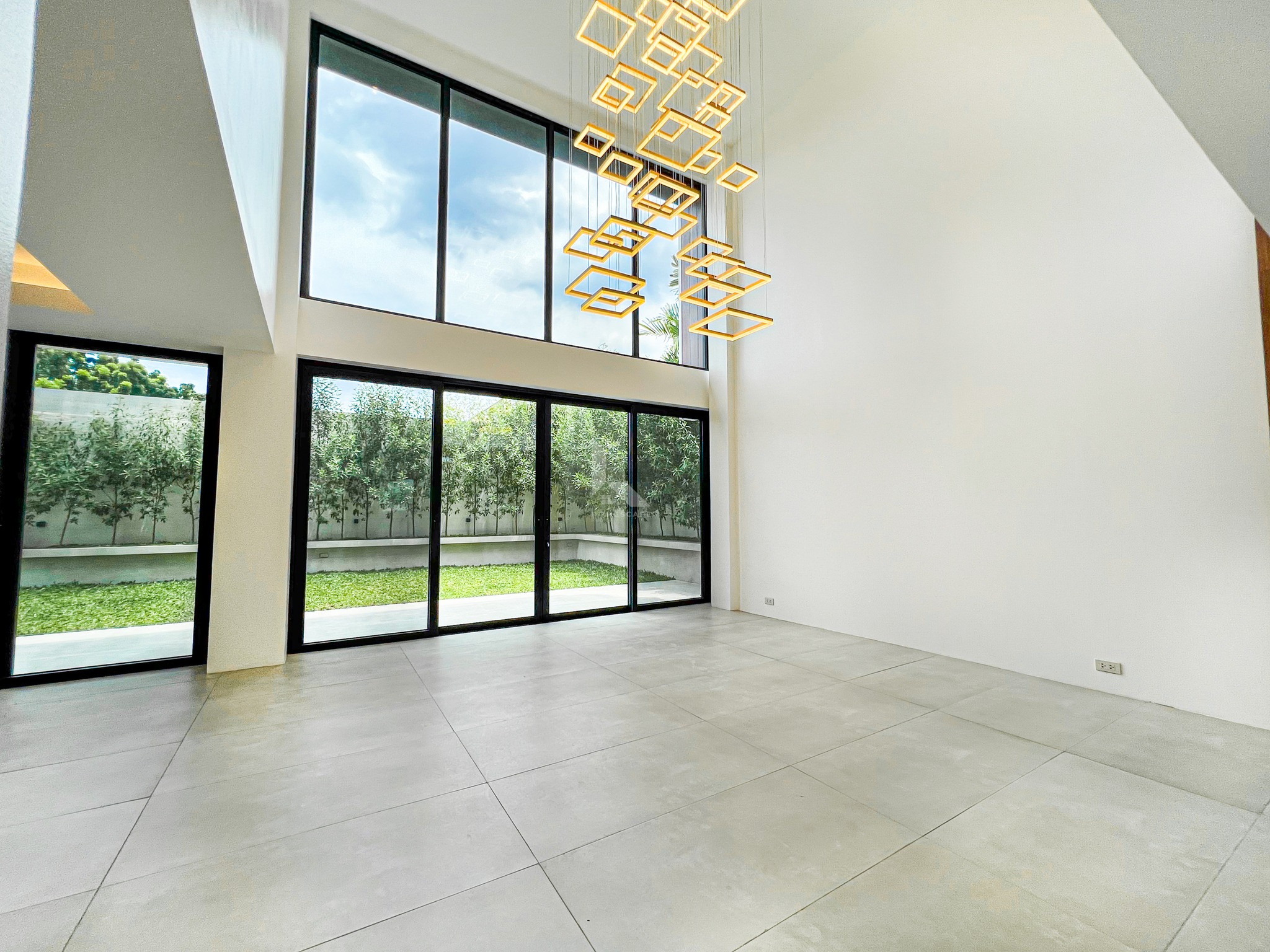 Superb Newly Built Modern House and Lot For Sale photo 4