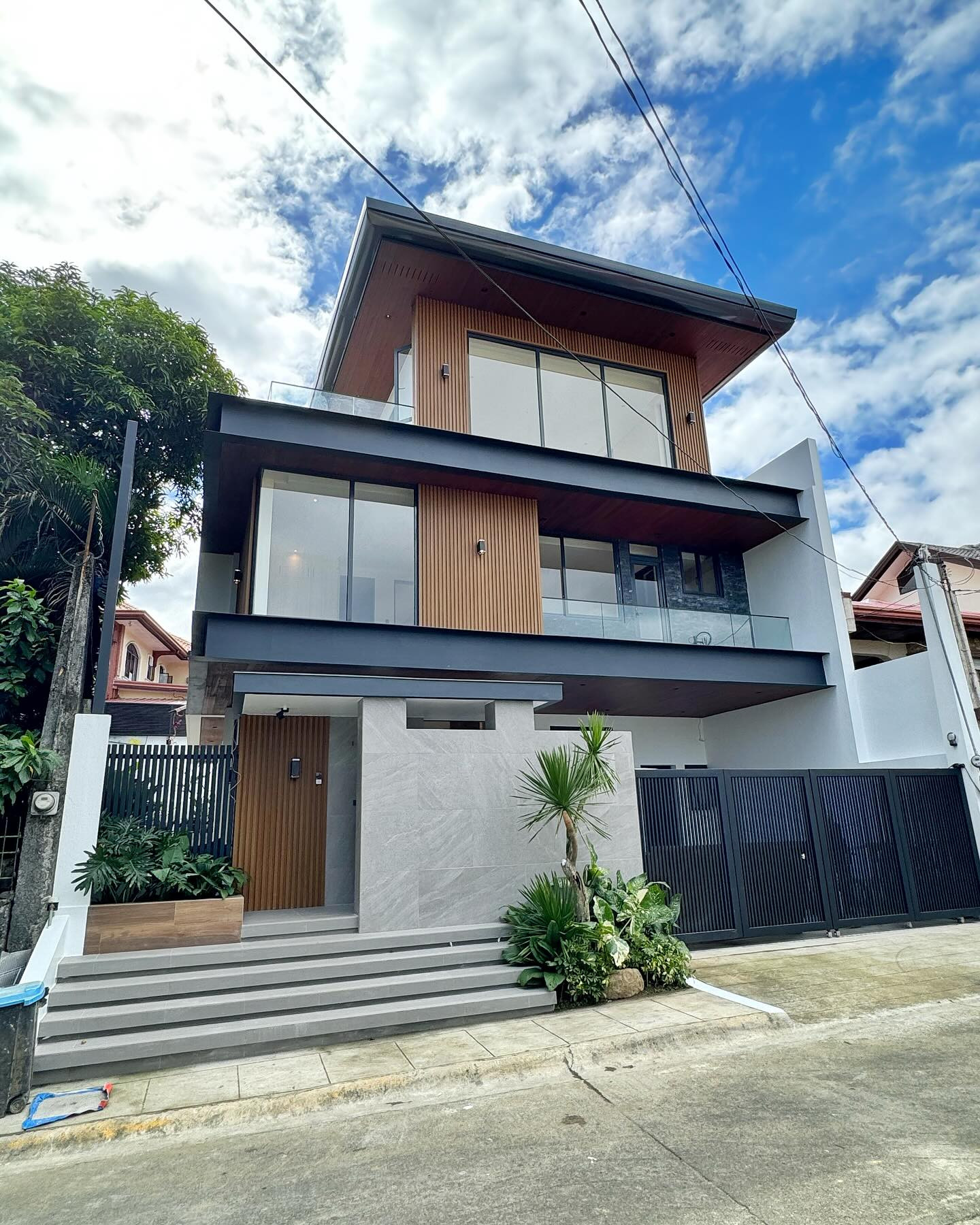 Brand New Modern 3-Storey House with swimming pool in Filinvest photo 1