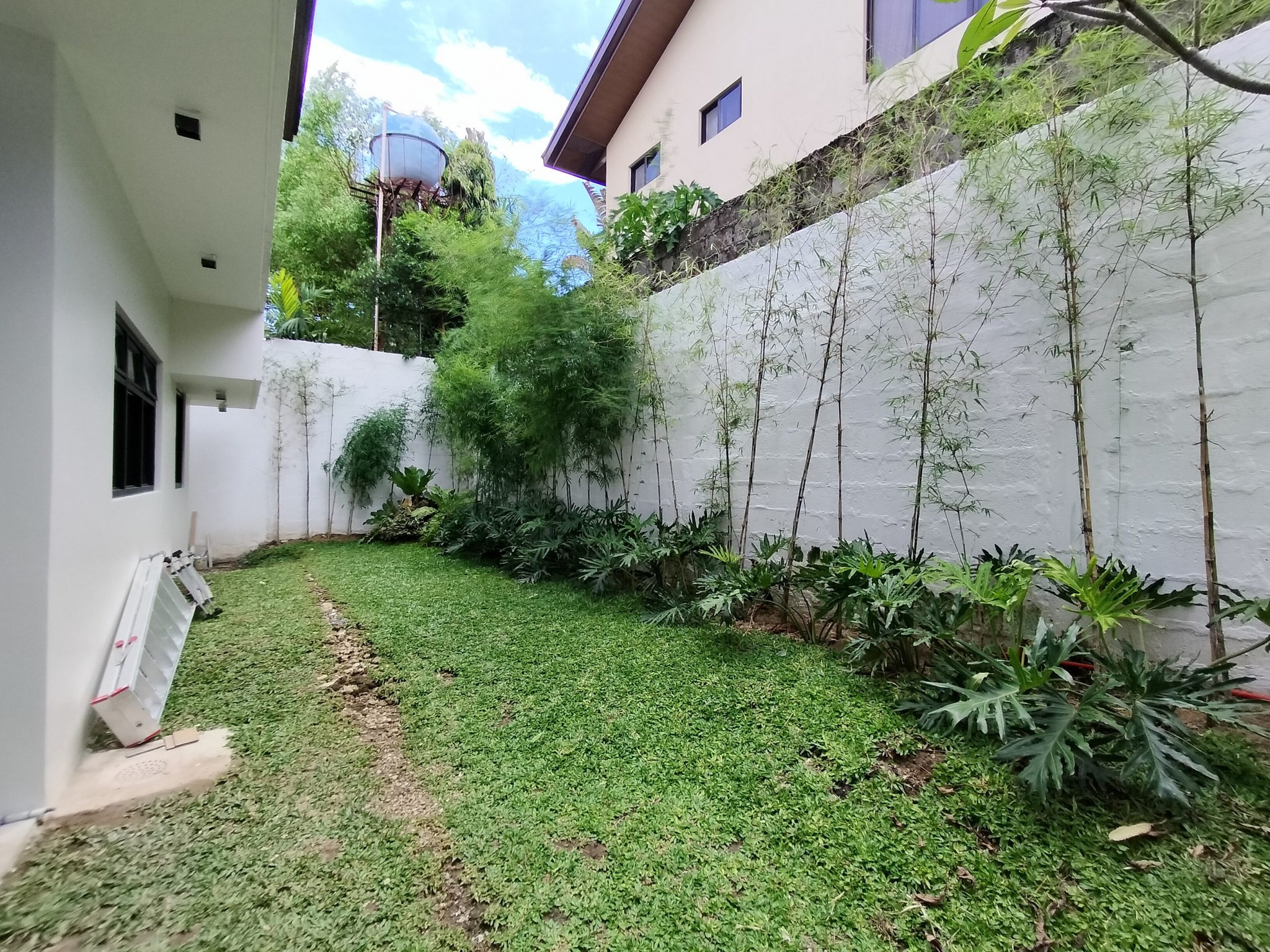 Luxurious Brand New Modern House in Alabang For Sale photo 3