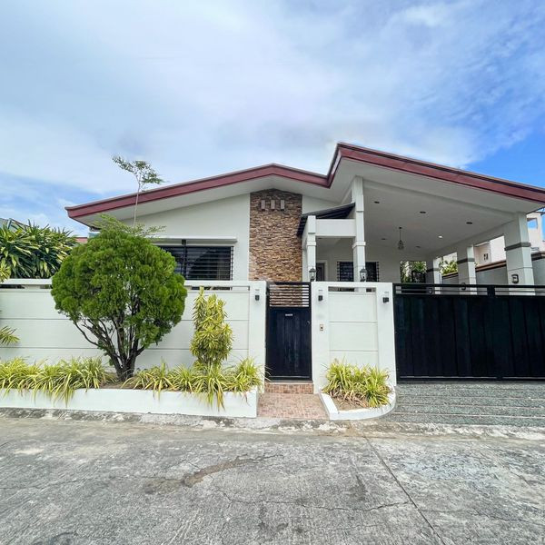 Charming Bungalow House and Lot For Sale in BF Homes photo 1