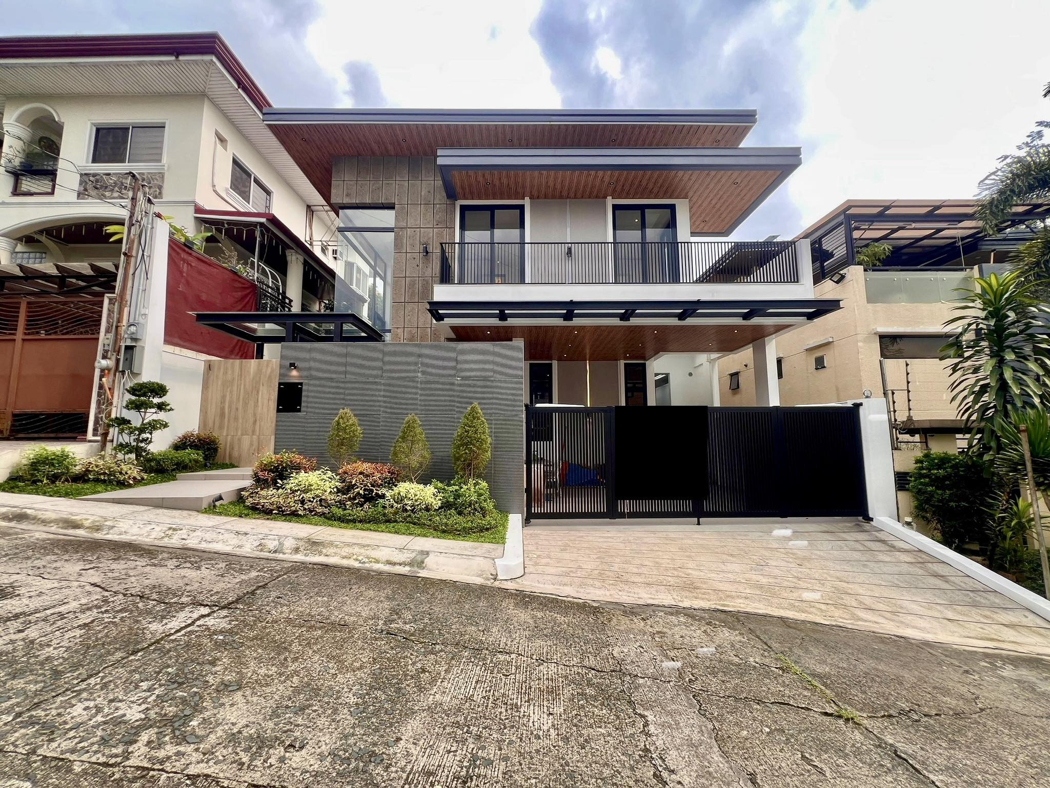 Magnificent 4-Bedroom House and Lot for Sale photo 1