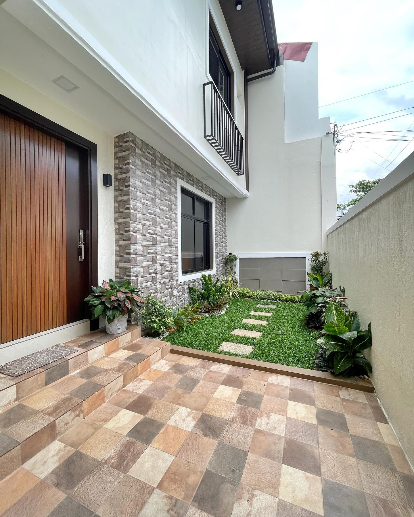 Newly renovated Contemporary House for Sale in Greenwoods Executive Village photo 3