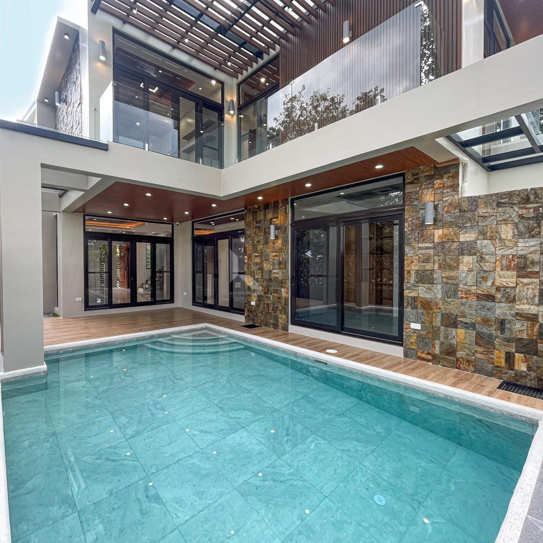 Impressive Modern House For Sale in Tagaytay City near Mahogany Market photo 2