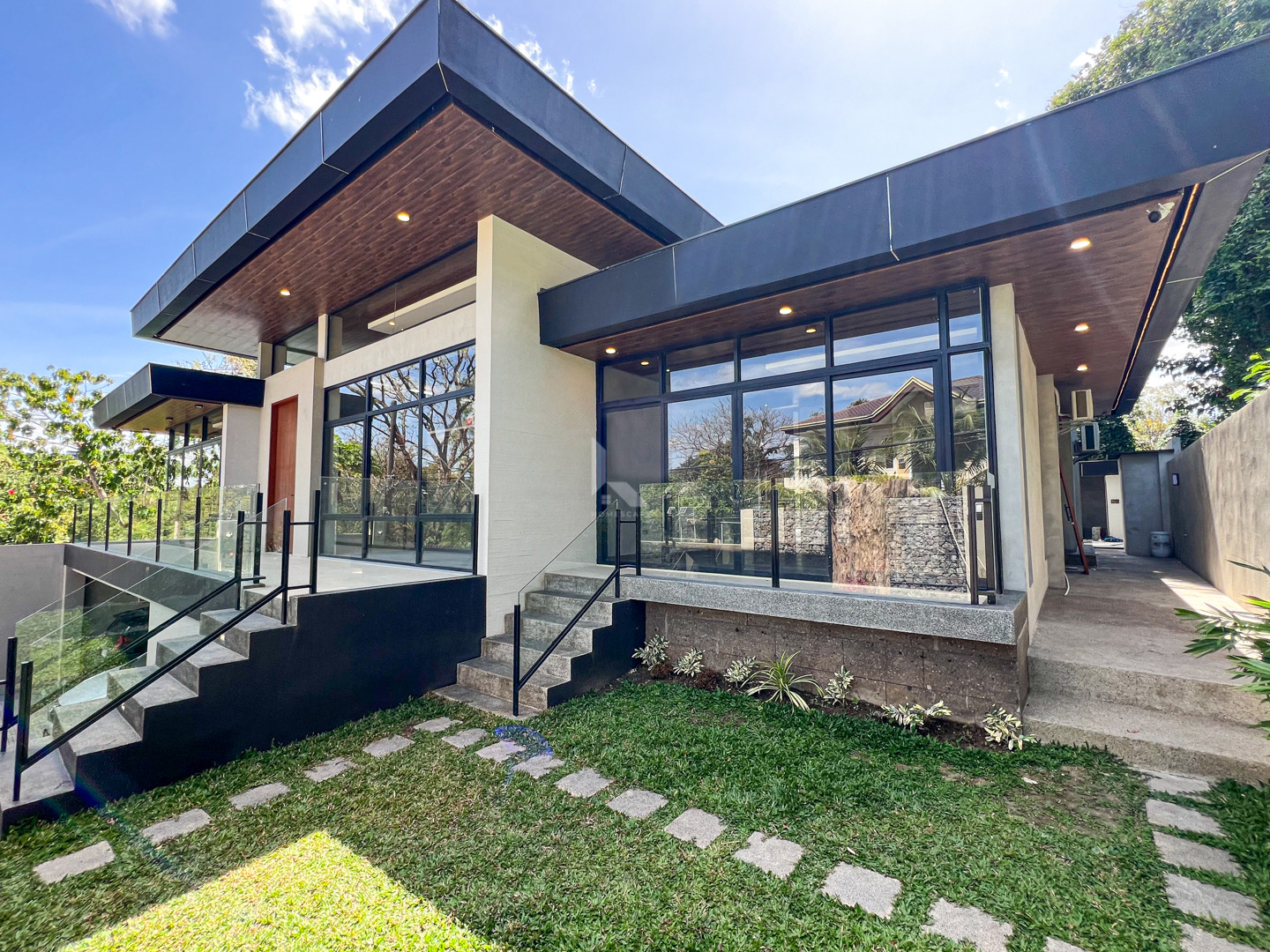 Classy Modern Contemporary House and Lot For Sale photo 2
