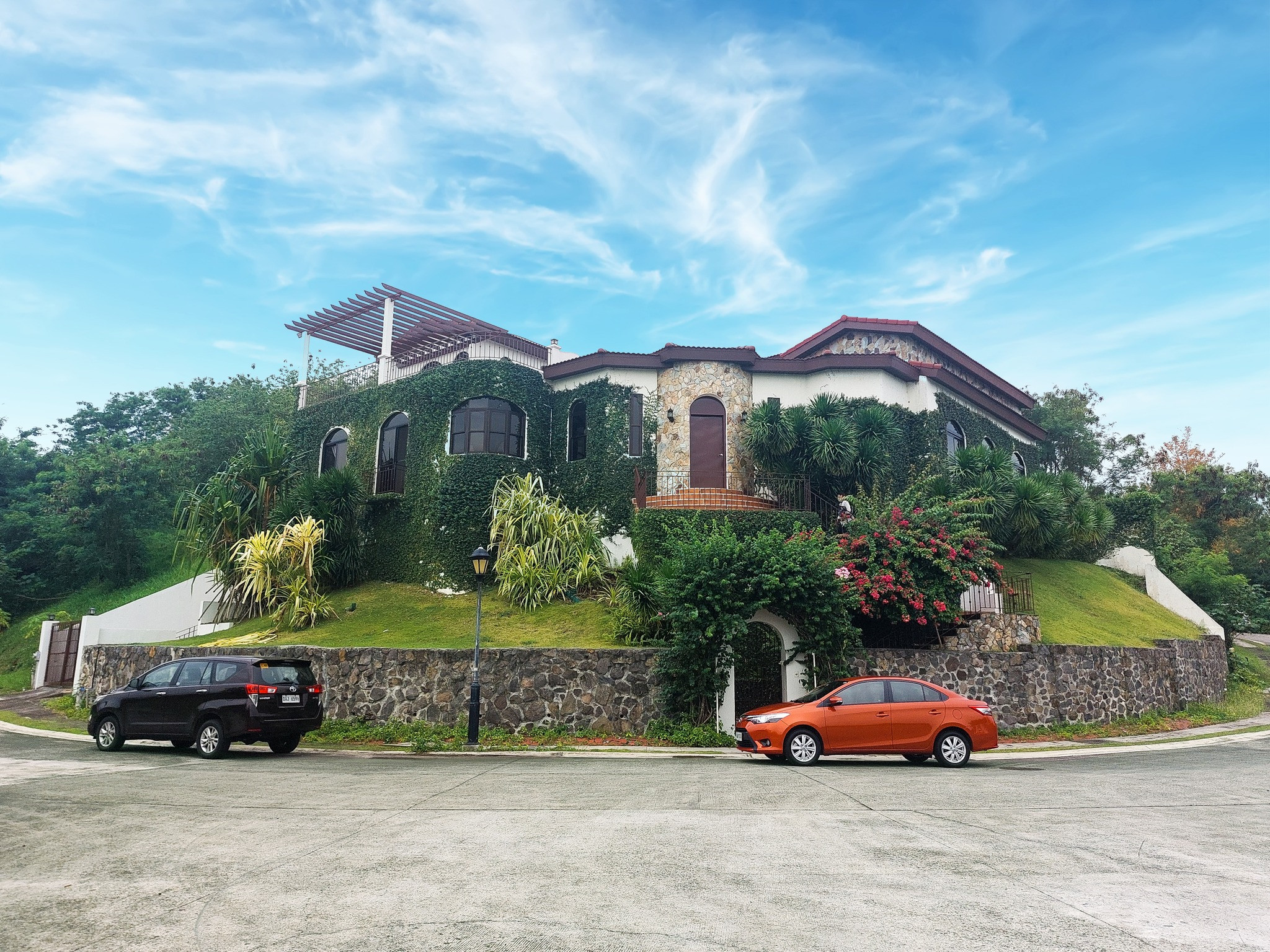 2 Storey Uphill Tuscan Theme Home for Sale in Ayala Greenfields, Calamba Laguna. photo 1
