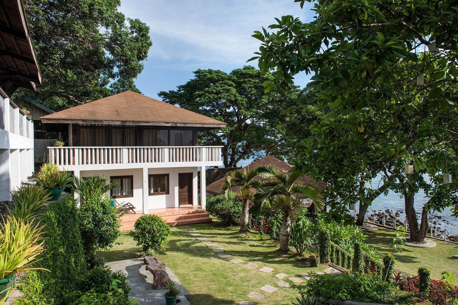 An Astounding White Beachfront Resthouse for Sale in Batangas photo 3