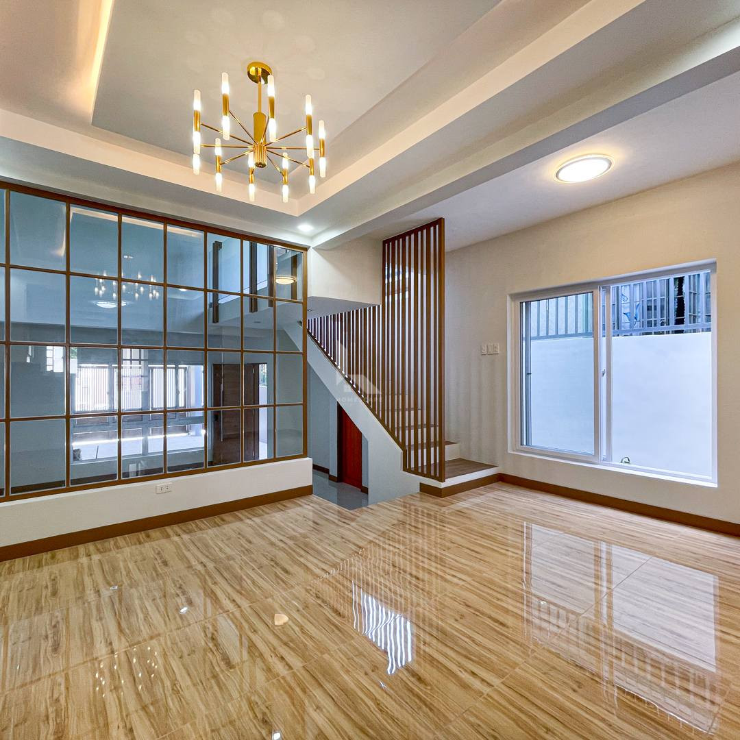 Sophisticated Fully Renovated Modern House For Sale photo 5