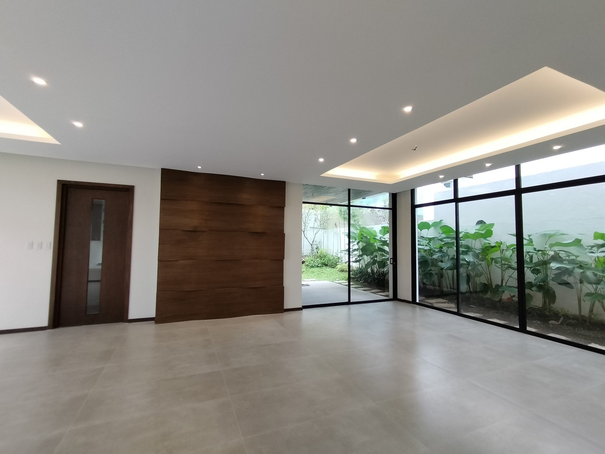 Luxurious Brand New Modern House in Alabang For Sale photo 5
