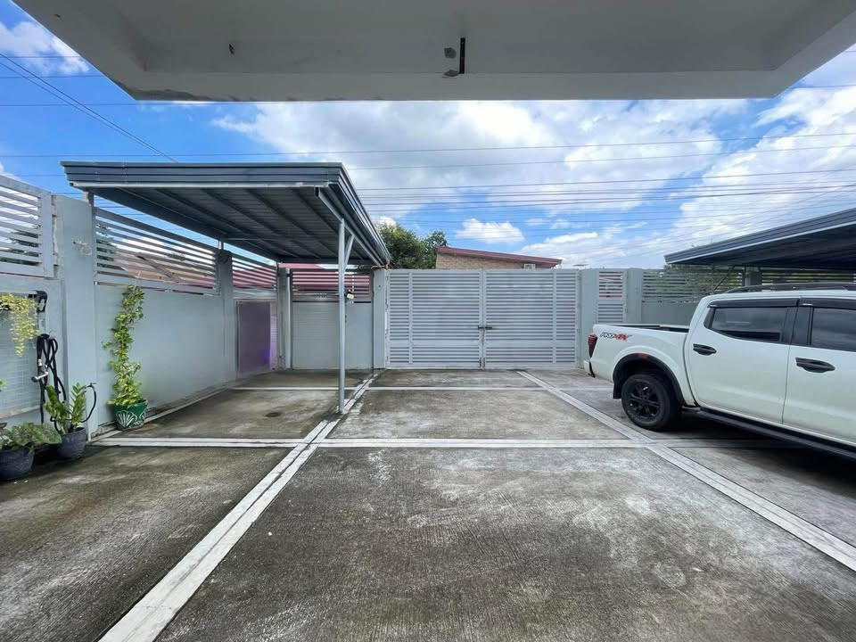FOR SALE MODERN ELEGANT RETIREMENT HOME WITH SPACEOUS BACKYARD NEAR THE VALLEYS photo 2