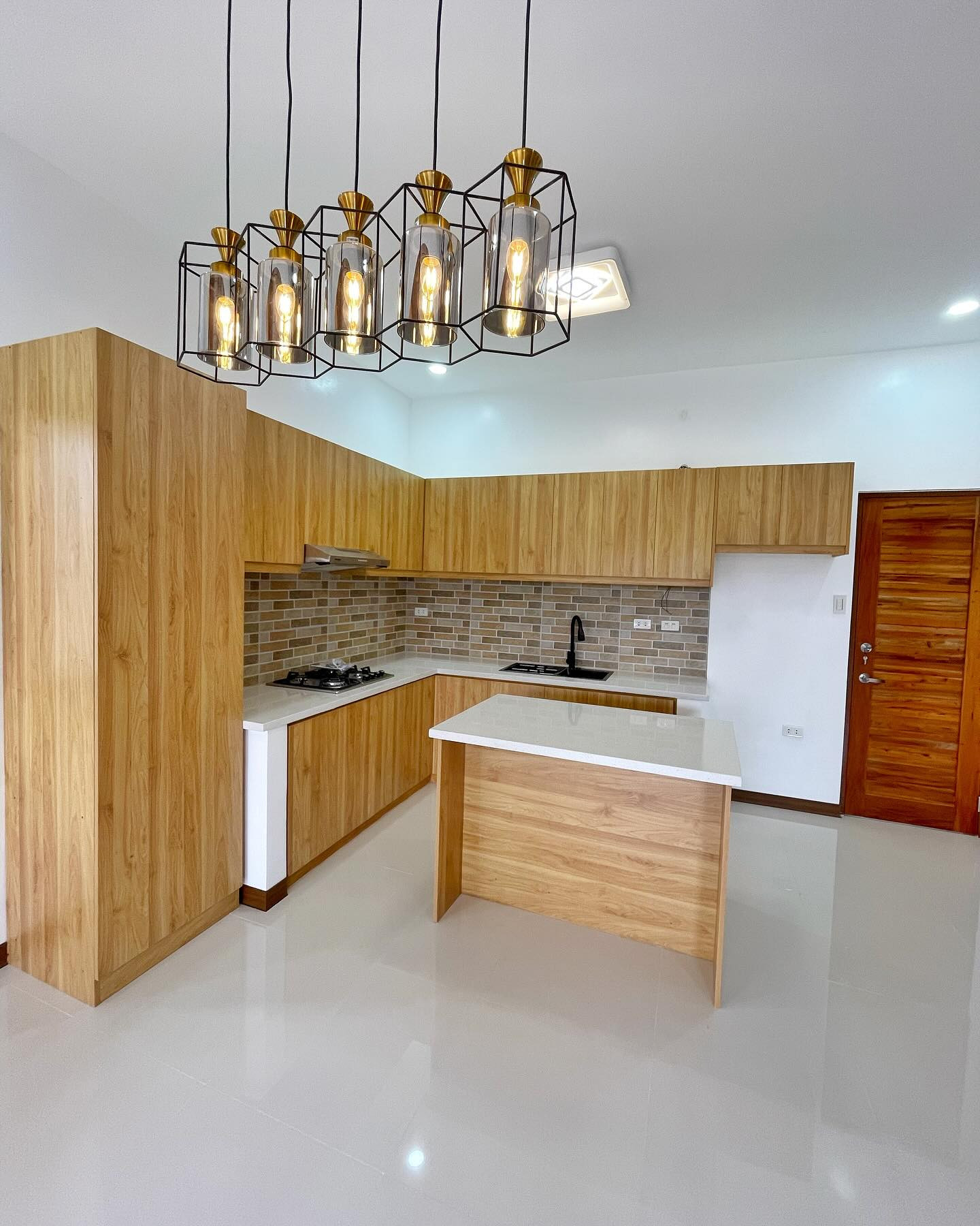 Brand New Modern House for Sale in Greenwoods Executive Village photo 3
