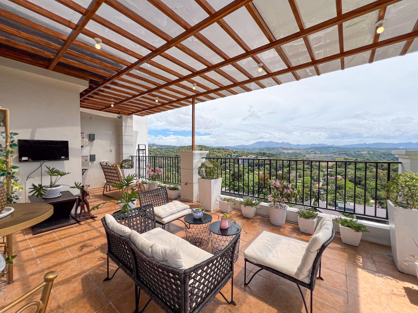 Breathtaking Modern Tropical Rest House For Sale in Antipolo photo 4