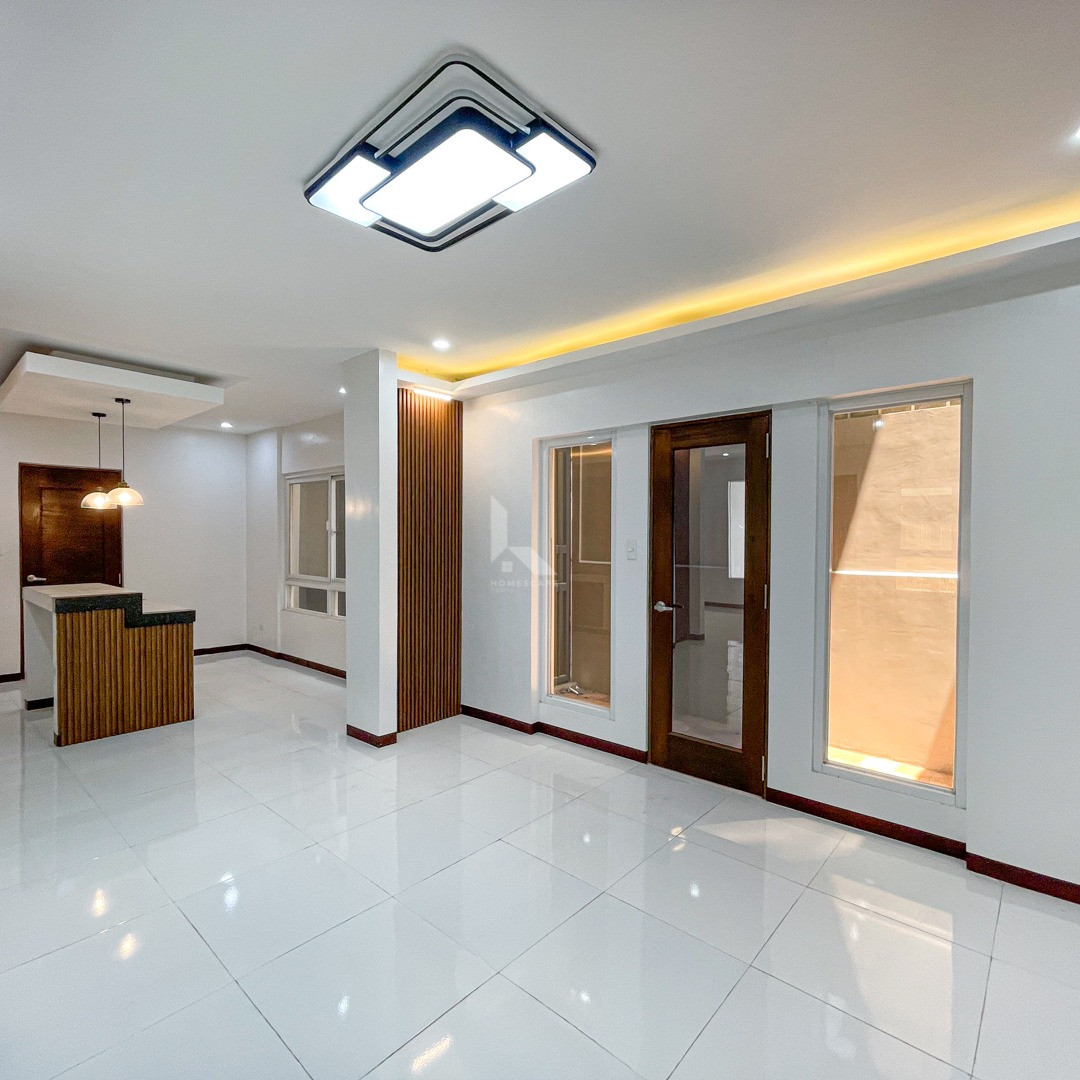 Bright and Airy Modern Home For Sale in Greenwoods Executive Village photo 4