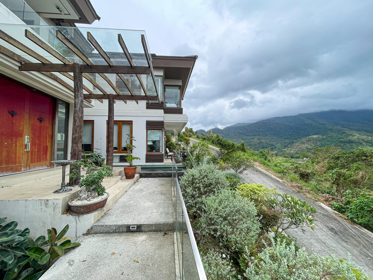 Prime Corner House and Lot with Breathtaking photo 2