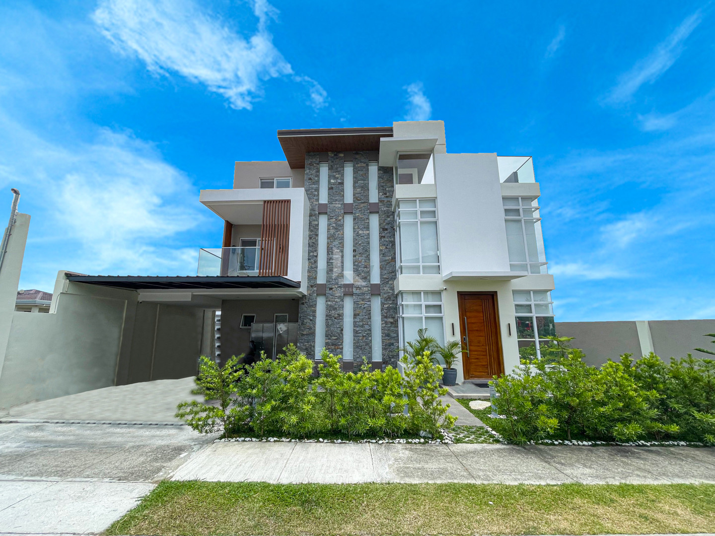 Gorgeous 3 Storey Modern House and Lot For Sale photo 1