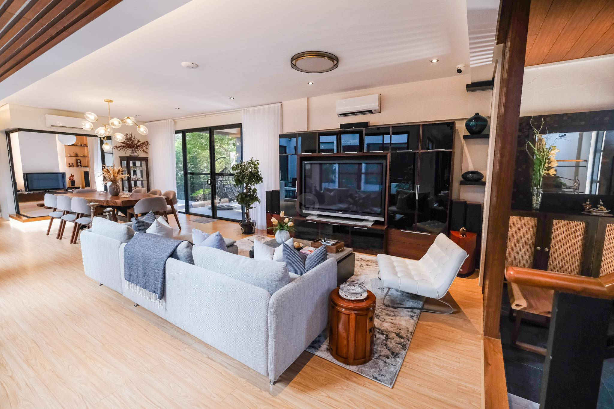 Sensational 5-Bedroom House and Lot for Sale in Southbay Gardens photo 1
