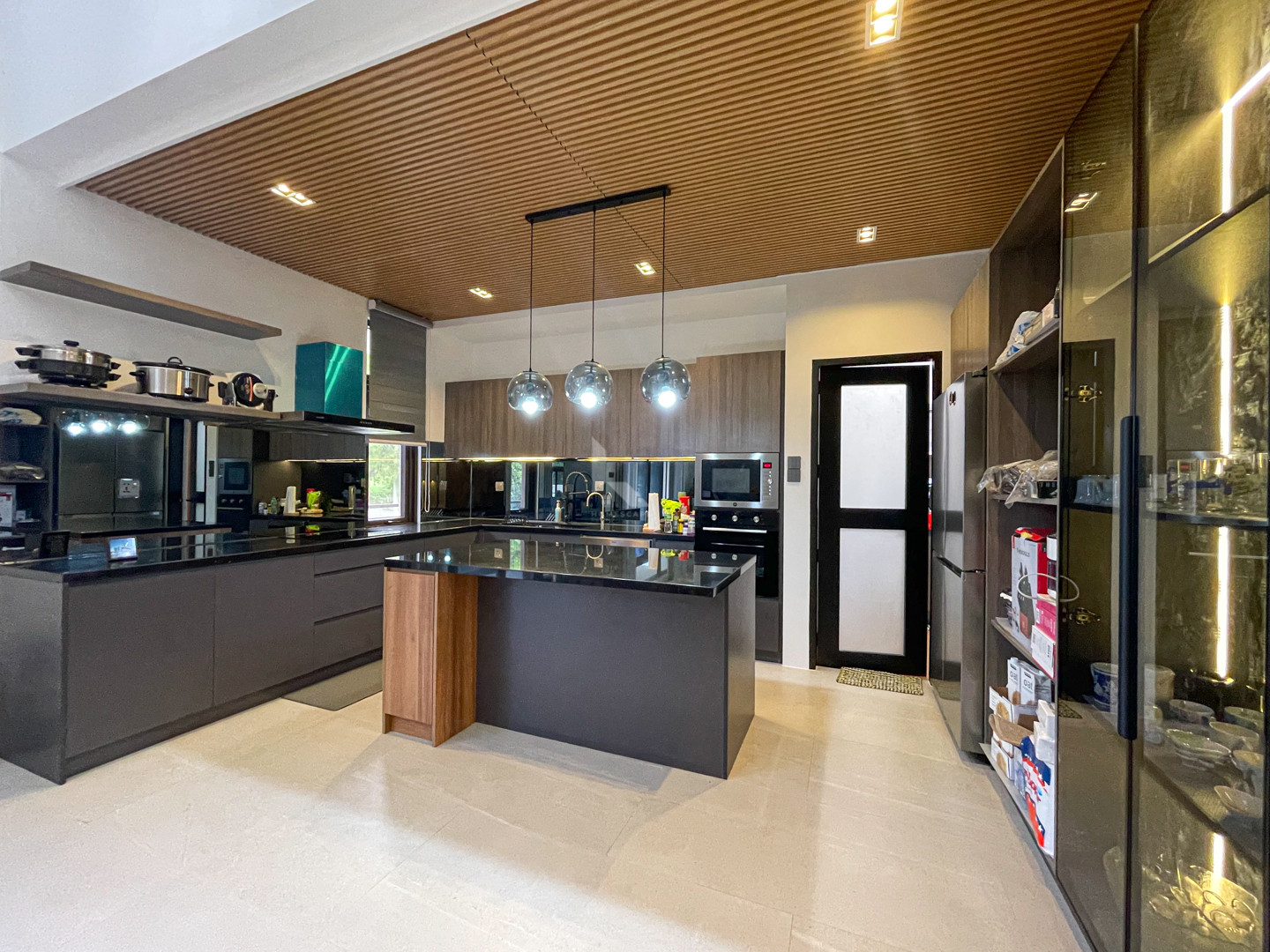Sophisticated Fully Furnished Vast Modern Asian House and Lot For Sale photo 5