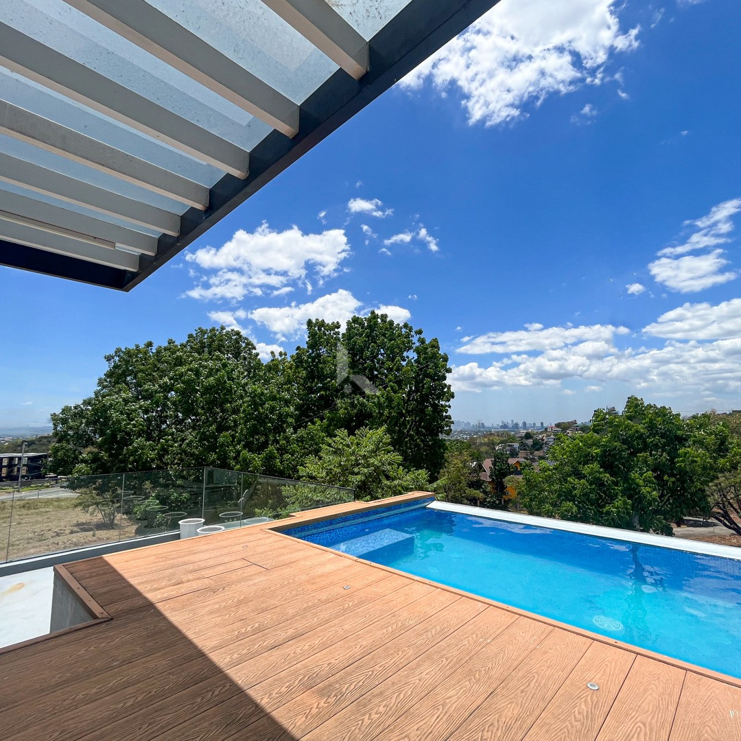 Picturesque Modern House and Lot photo 3