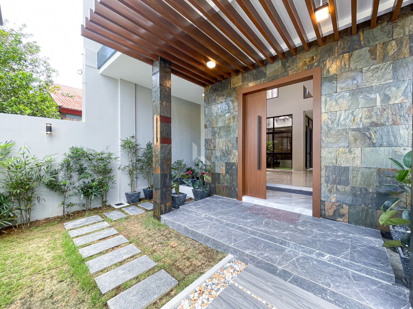 Elegant Modern Contemporary House and Lot For Sale in BF Resort photo 2