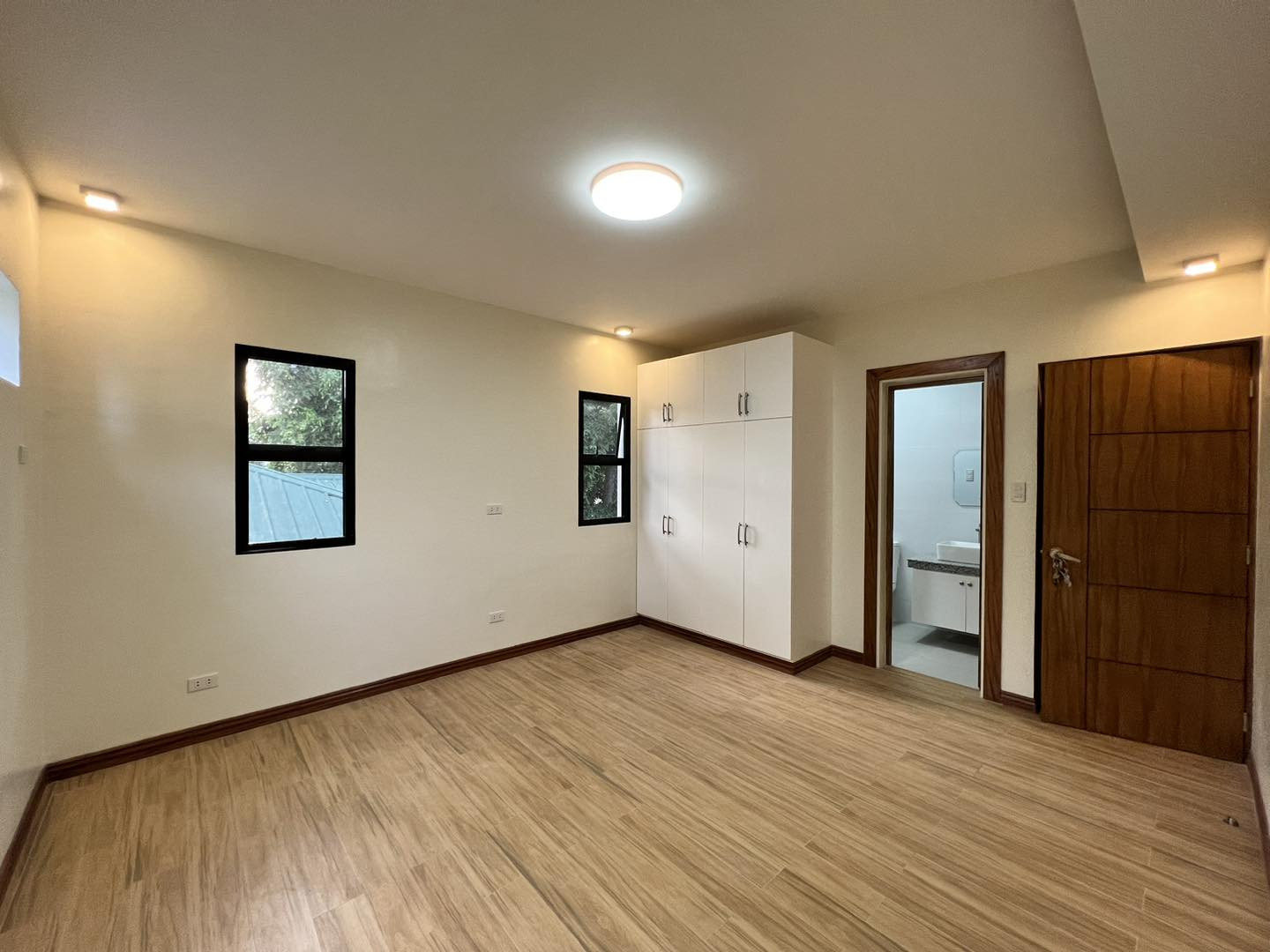 MASSIVE AND SPACIOUS HOUSE AND LOT WITH SWIMMING POOL AND HIGH CEILING photo 4