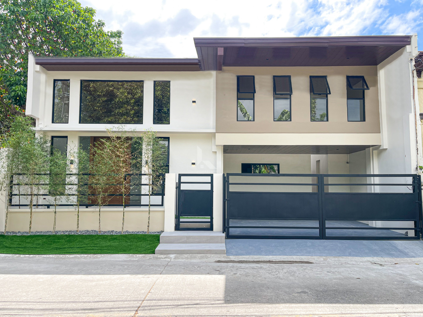 Elegant Modern Bungalow Home with Mezzanine Floor For Sale photo 1