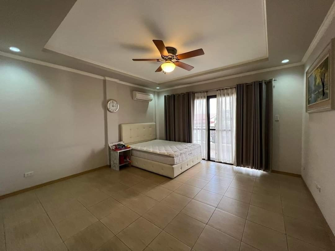 Contemporary House for Sale photo 4