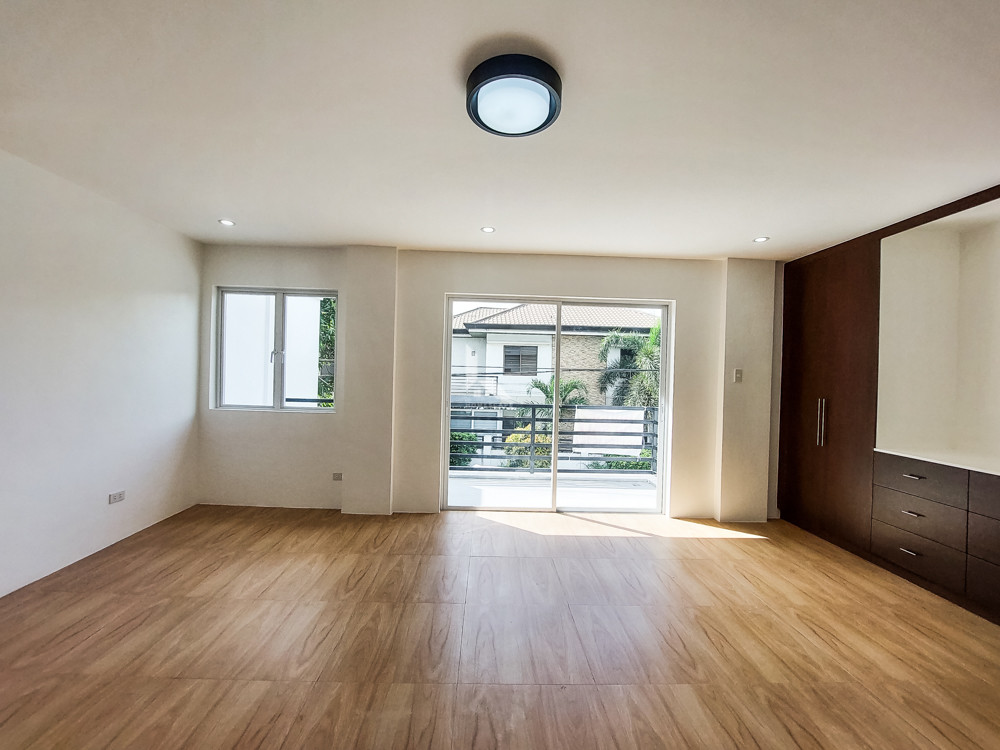 A Spacious and Pleasant Corner House and Lot For Sale in Greenwoods, photo 3