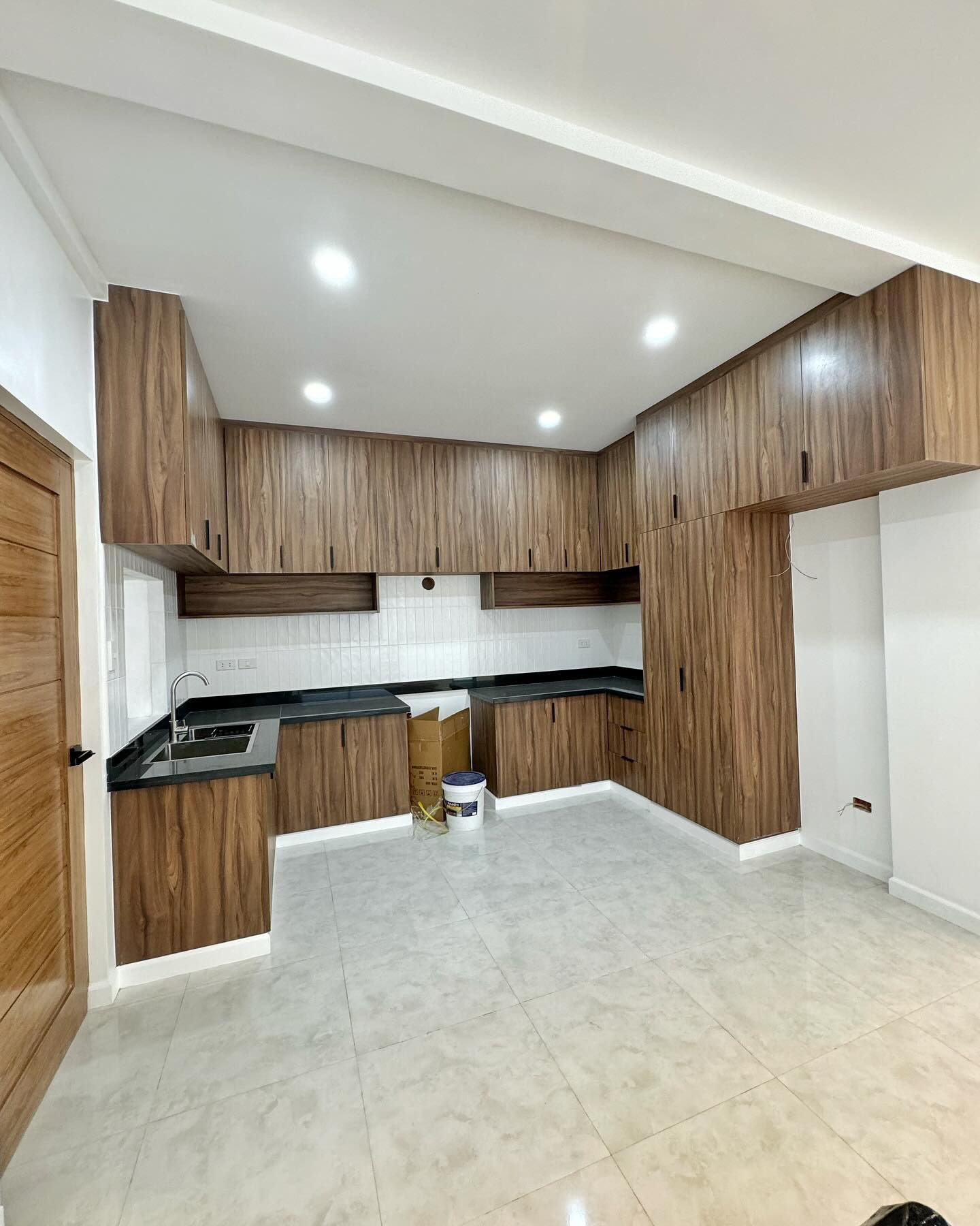 Brand New Modern House for Sale in Greenwoods Executive Village photo 3