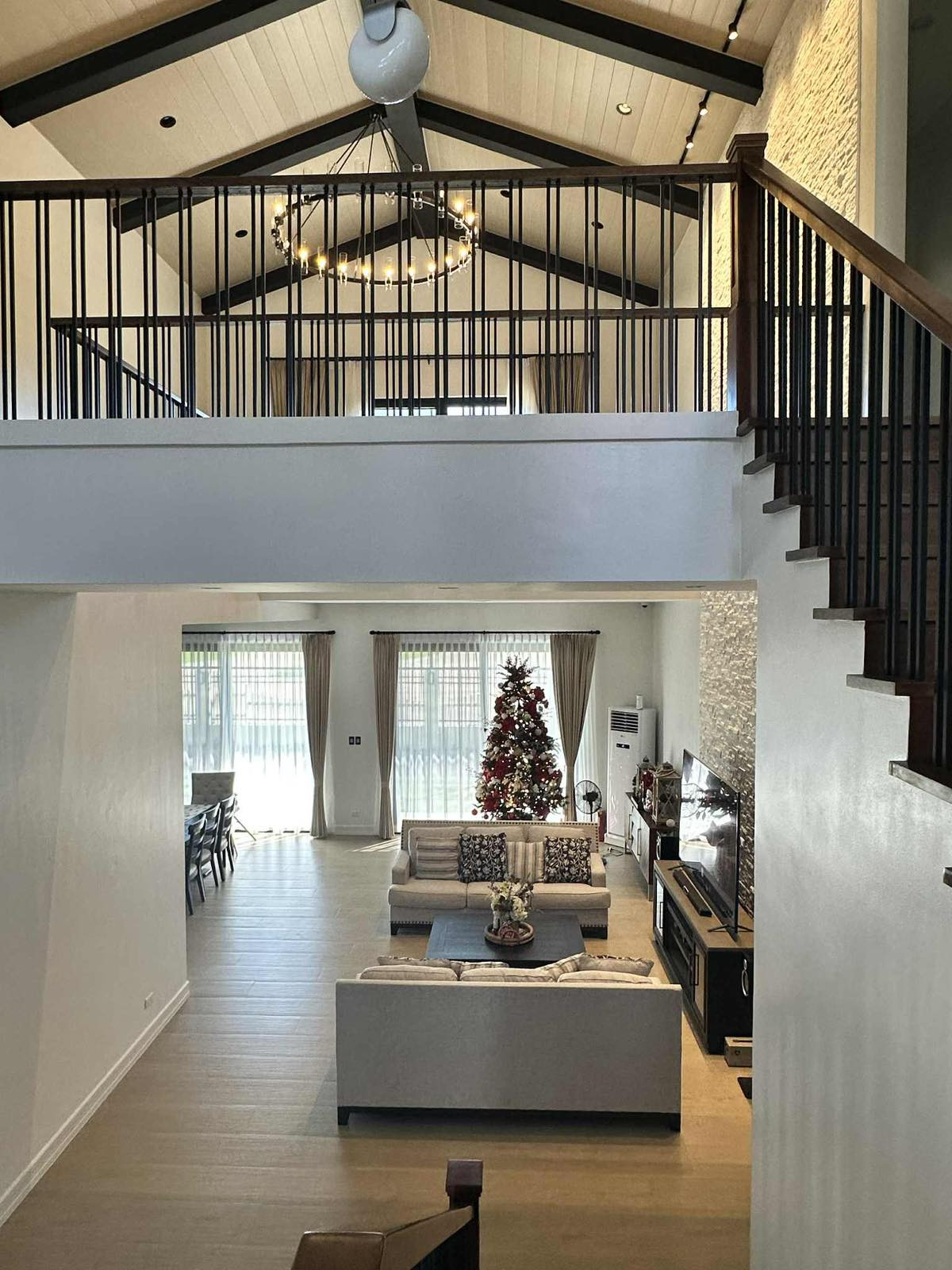 Sensational 5-Bedroom House and Lot for Sale photo 4