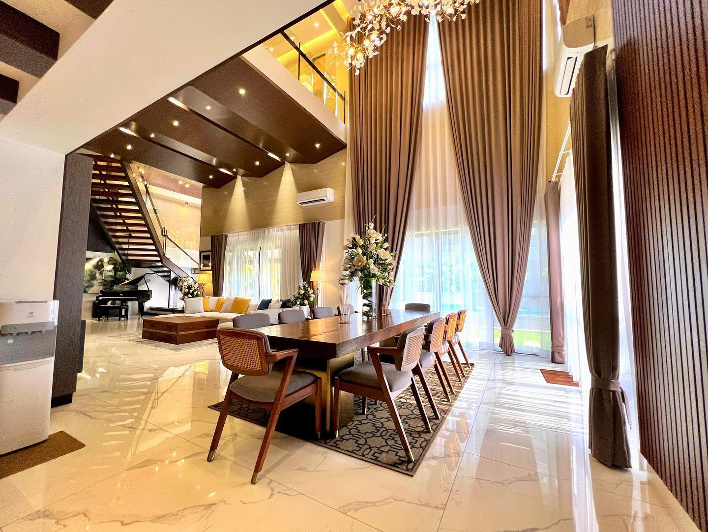A Statuesque Designer Home in Multinational Village photo 4