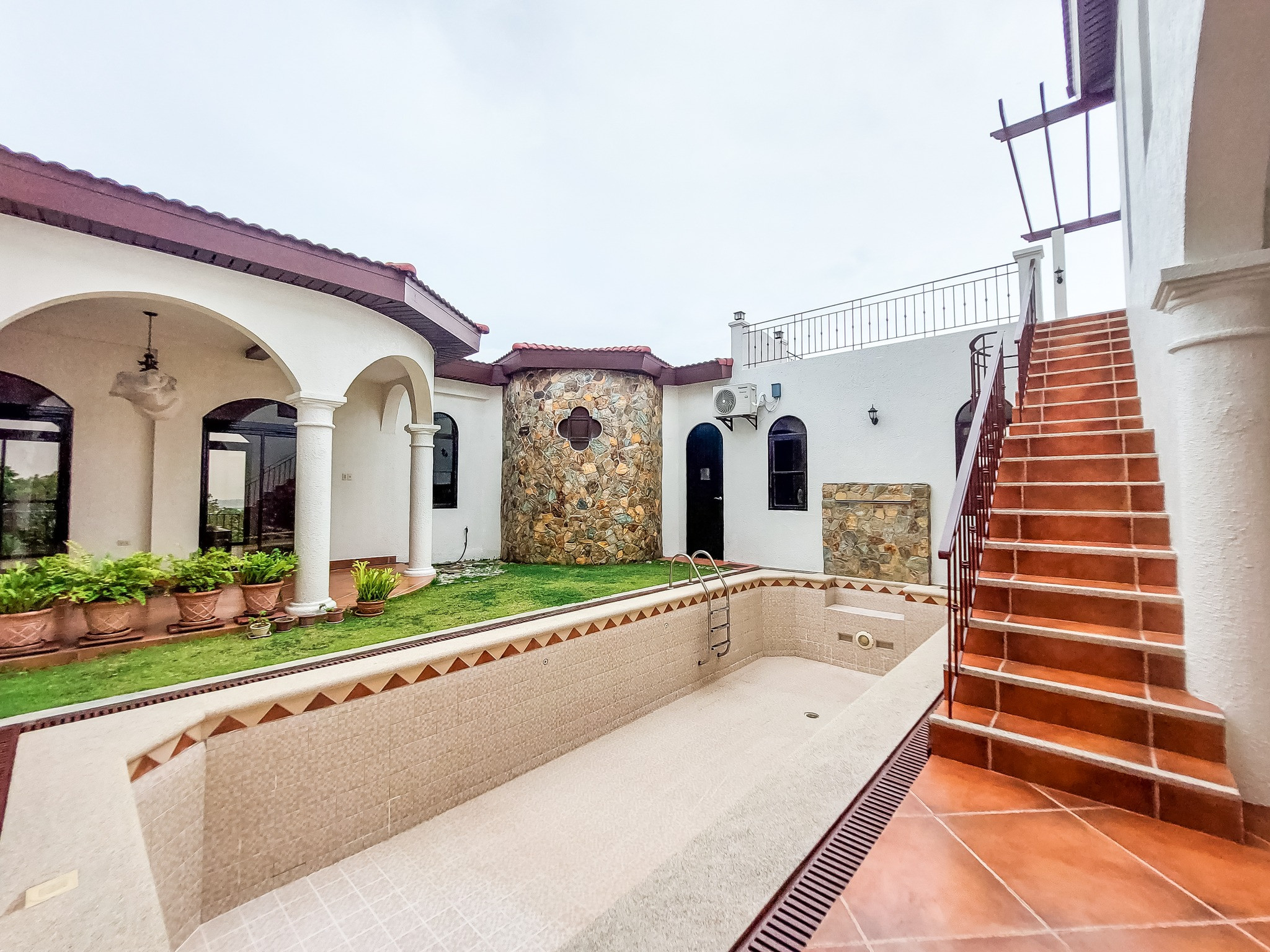 2 Storey Uphill Tuscan Theme Home for Sale in Ayala Greenfields, Calamba Laguna. photo 5