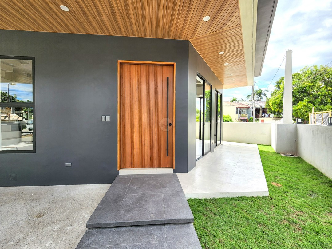 Awesome Lavish House and Lot For Sale photo 3