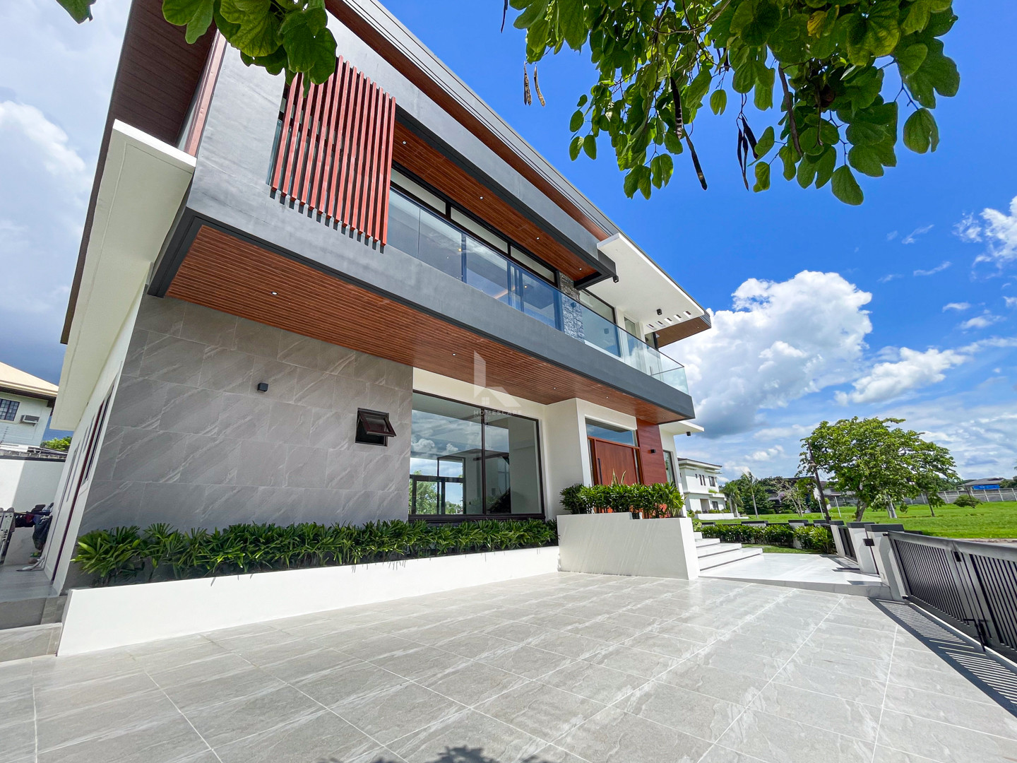 Impressive Modern Tropical Corner House and Lot in Alabang West photo 2
