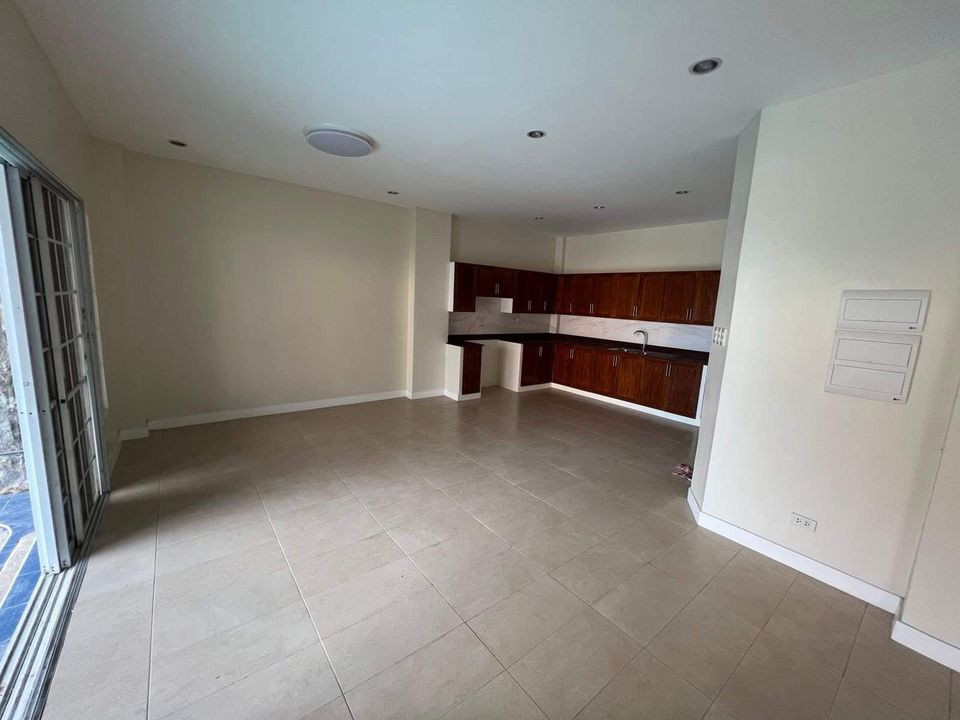 4 beds 4 baths House photo 5