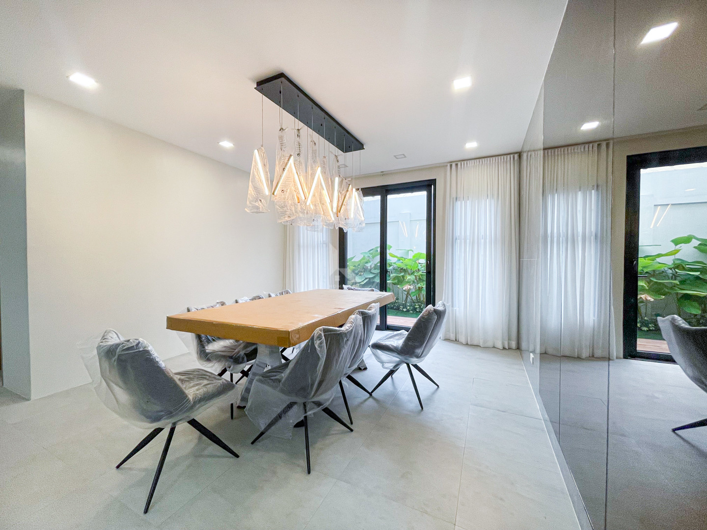 Breathtaking Brand New Modern Contemporary House For Sale in BF Homes photo 3