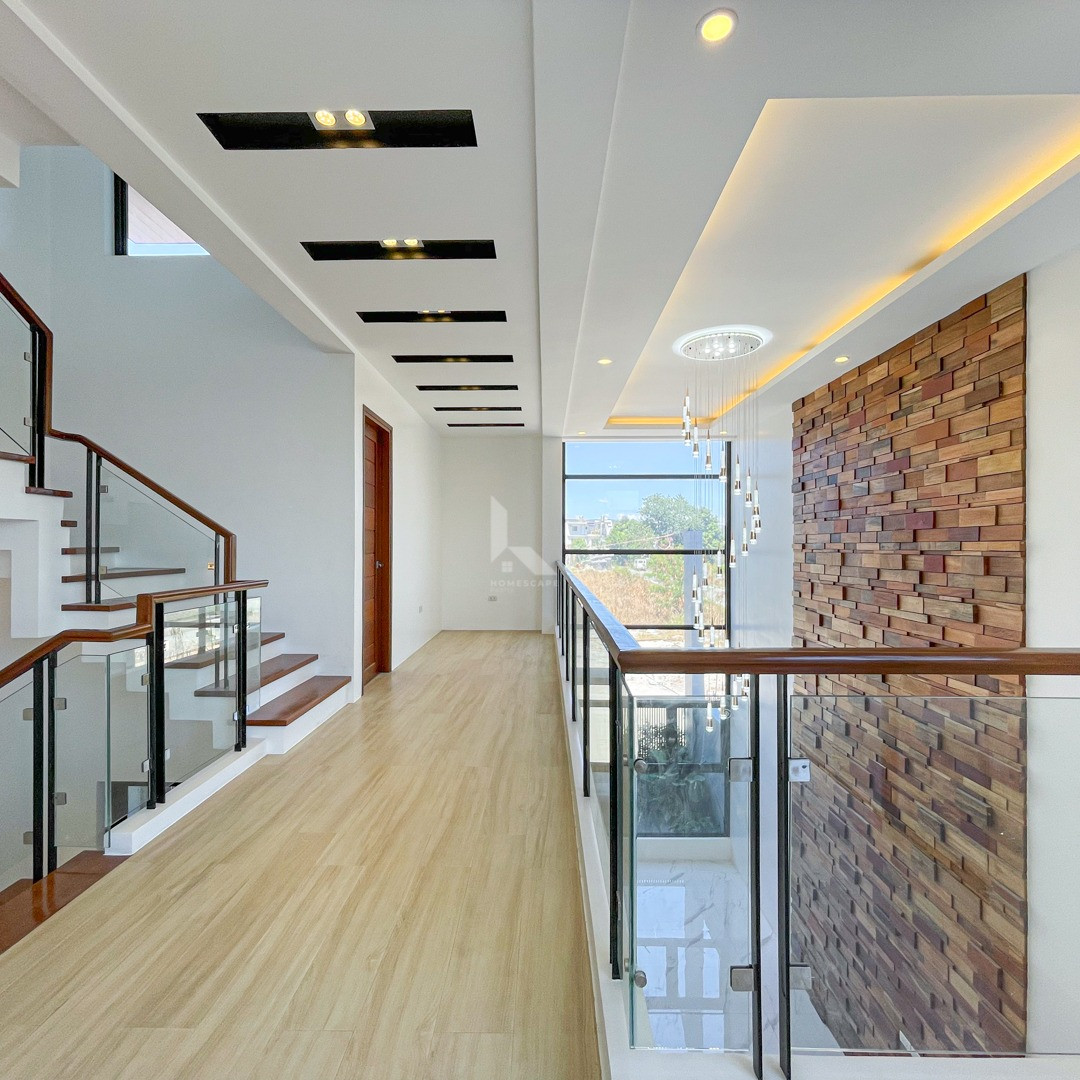 Sophisticated Modern Industrial House with Swimming Pool For Sale photo 5