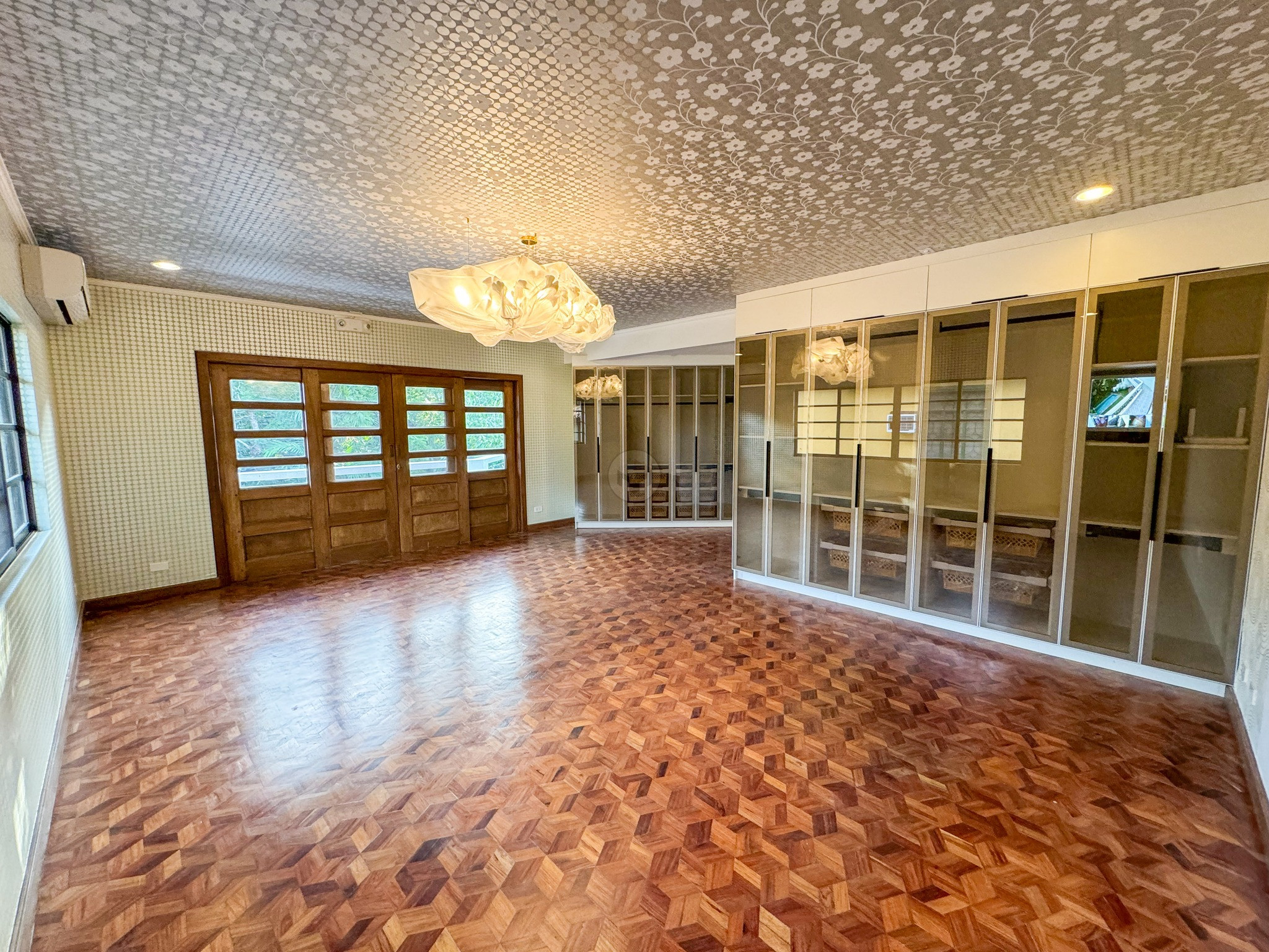 Captivating 4-Bedroom House for Sale in Ayala Alabang Village photo 3