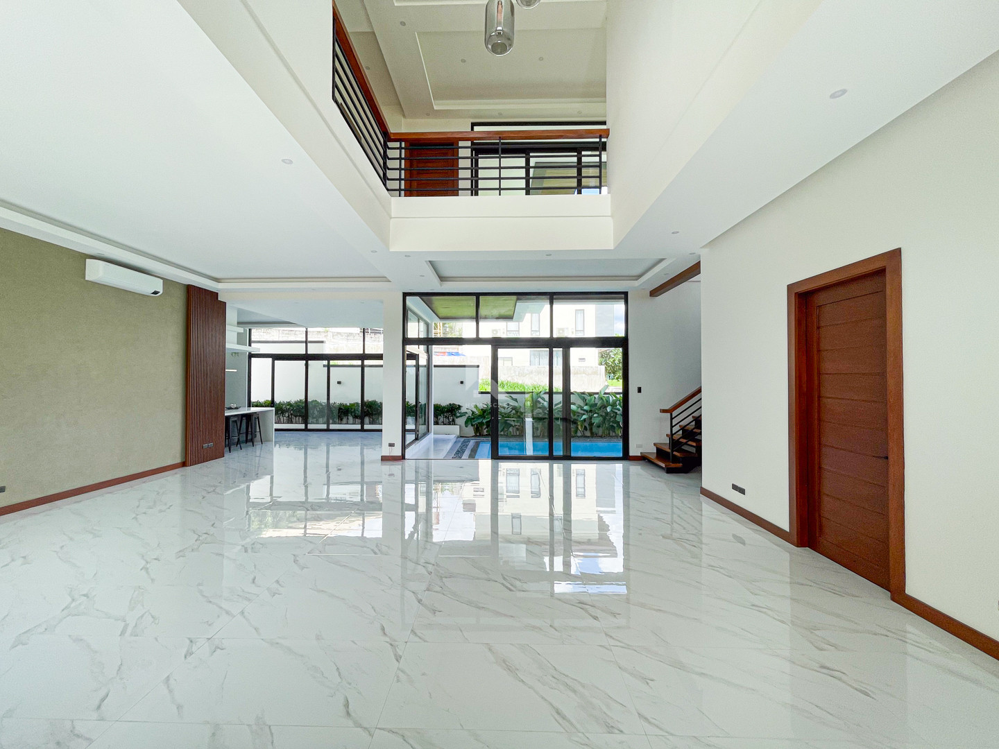 Impressive Modern Tropical Corner House and Lot in Alabang West photo 4