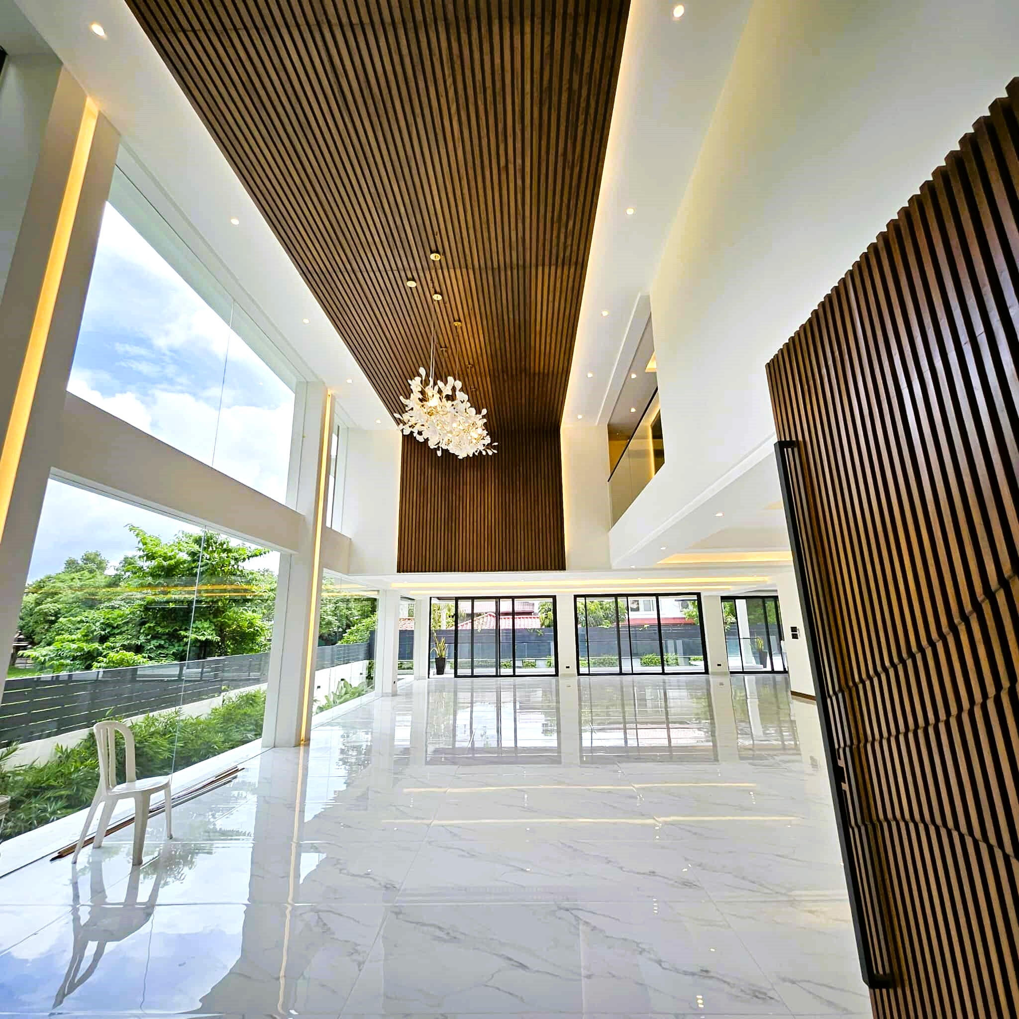 Stunning 8-Bedroom House and Lot for Sale photo 4