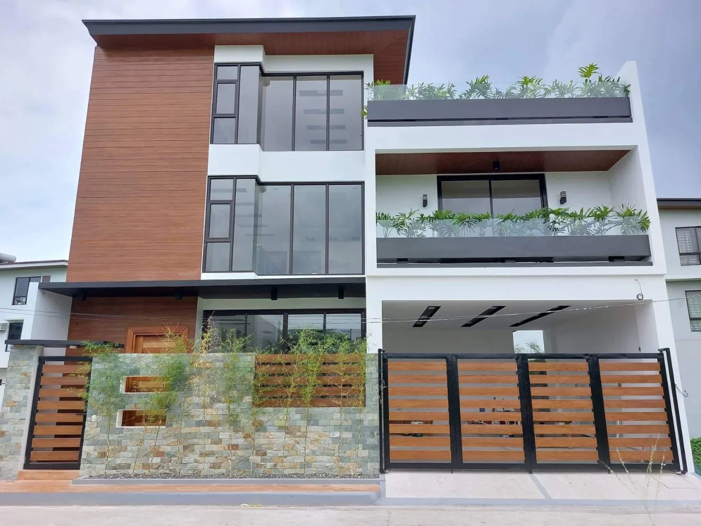 Modern Tropical House and Lot for Sale in Greenwoods Executive Village photo 1