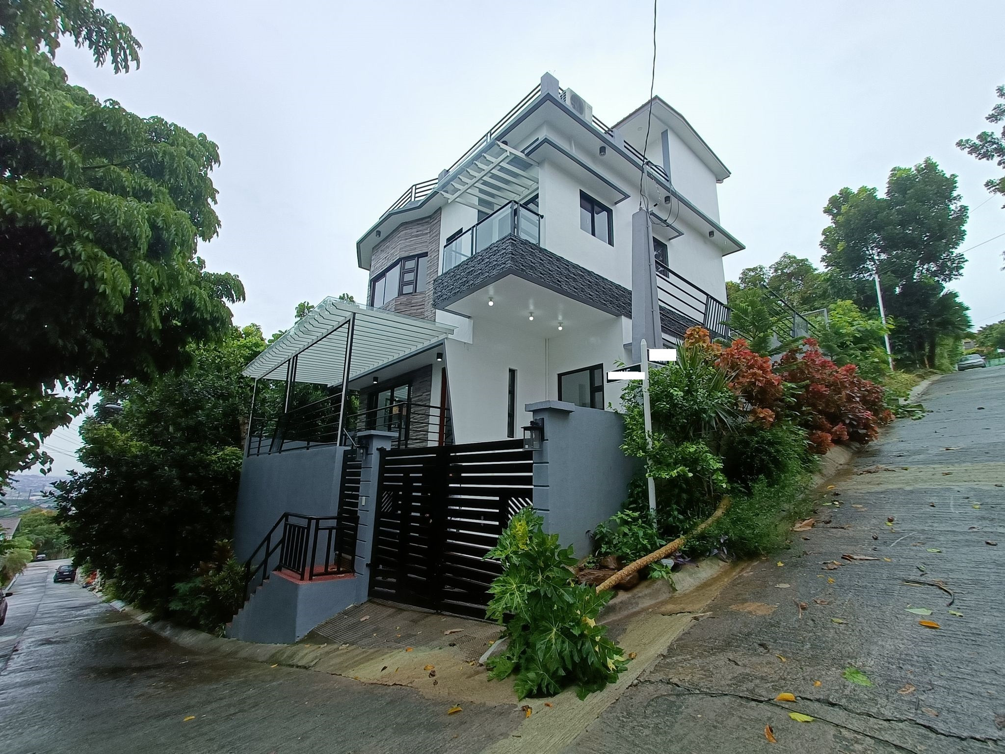 2 Storey House and Lot with Overlooking View Deck in San Mateo Rizal photo 1