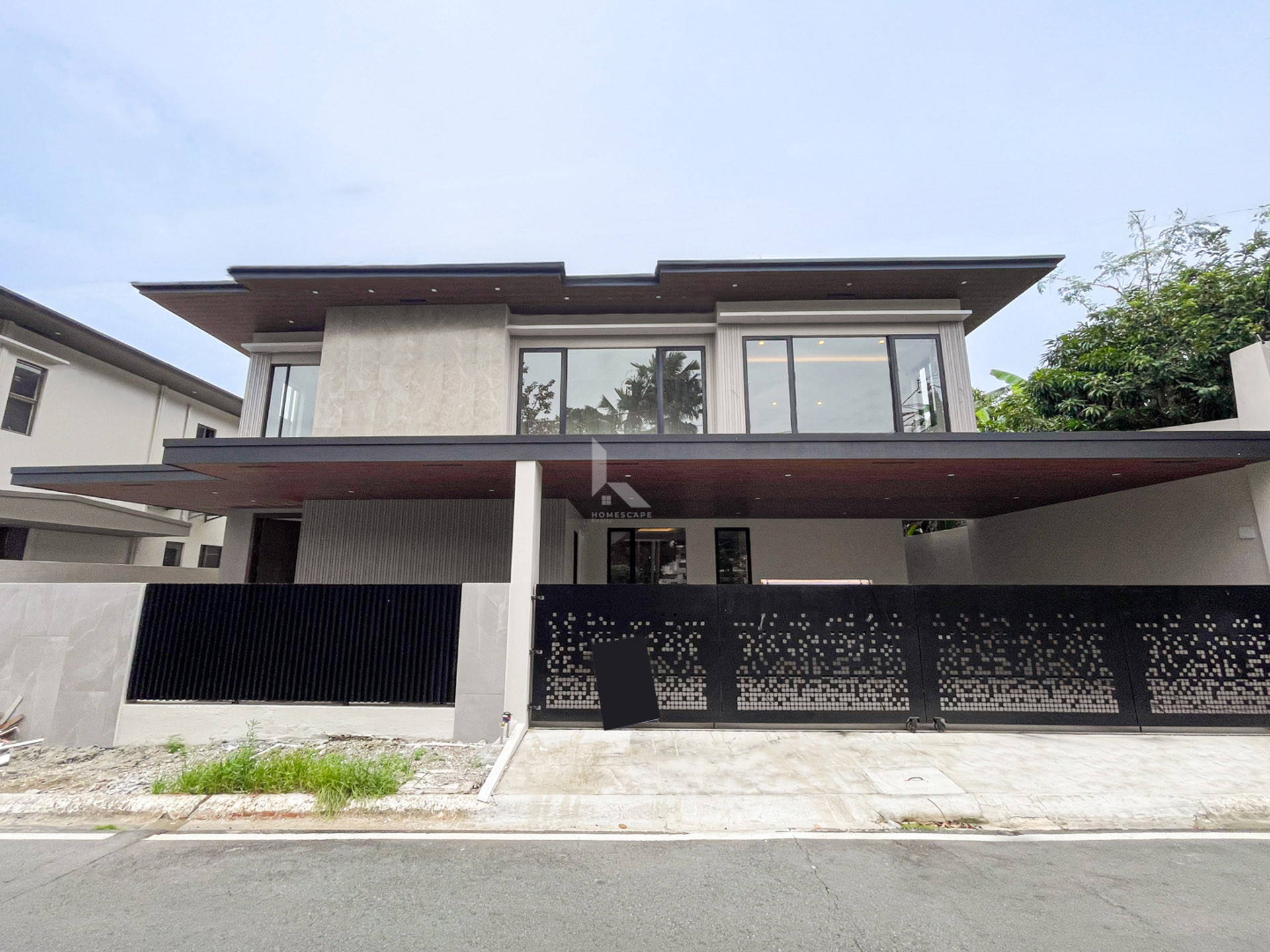 Notable Modern Contemporary House and Lot in BF Homes photo 1