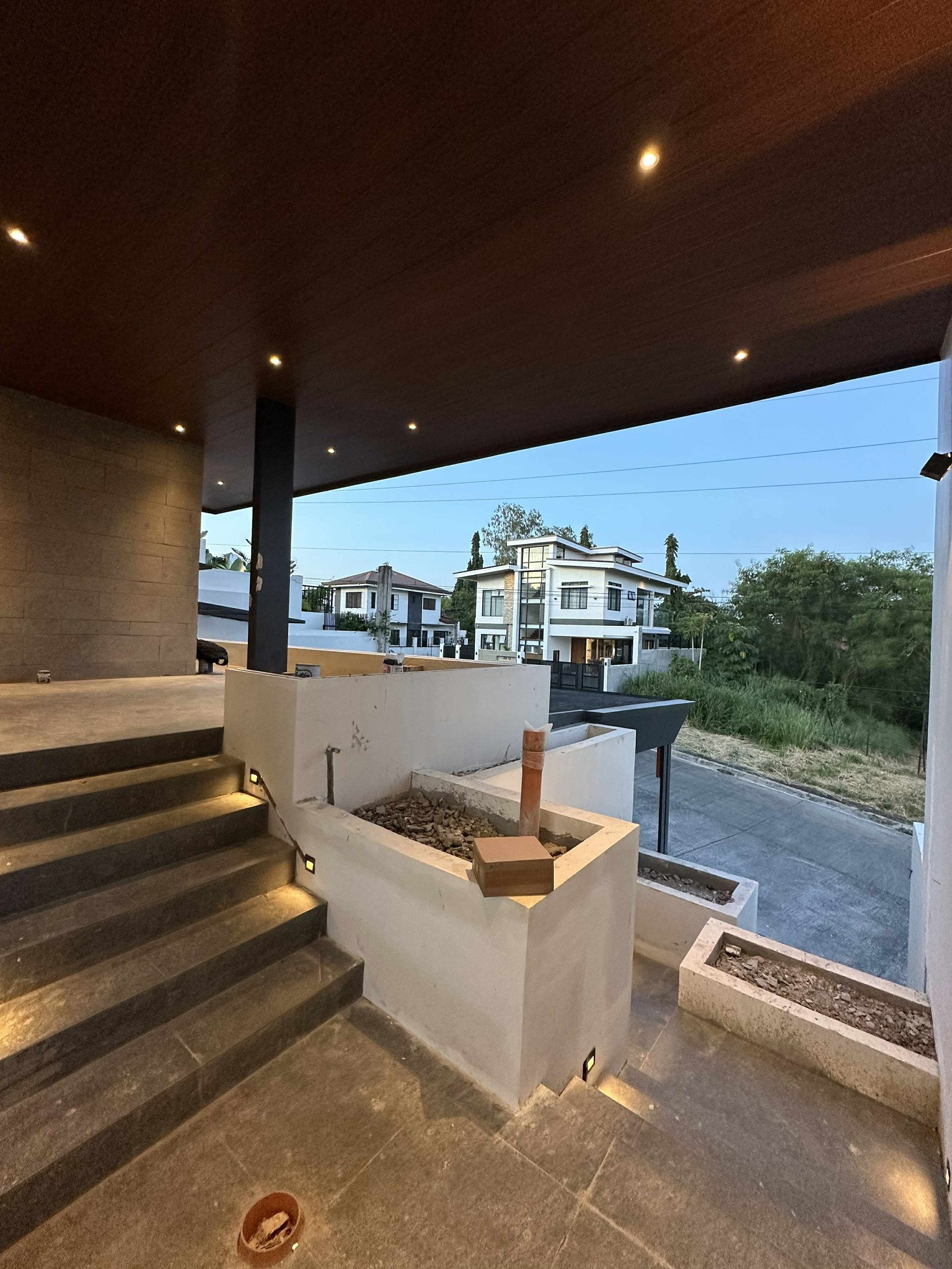 Brilliant 4-Bedroom House and Lot for Sale photo 3