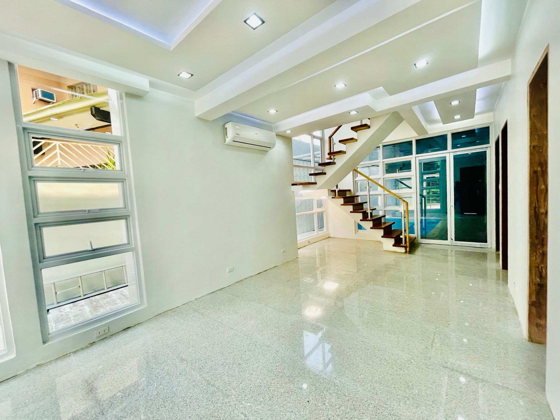 Striking Brand New 3Storey House and Lot photo 4