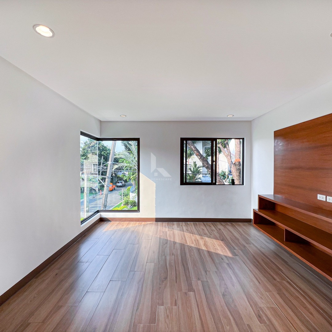 Cozy Contemporary House and Lot For Sale photo 4