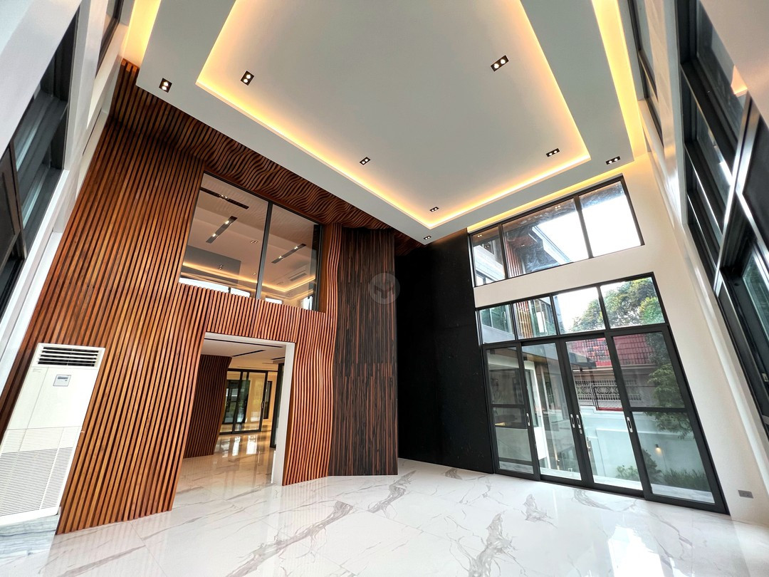 The Krimzon Heim - Avante Garde Ayala Alabang House for Sale photo 1